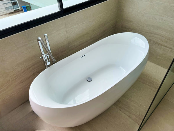 BRITT Free-standing Acrylic Bathtub
