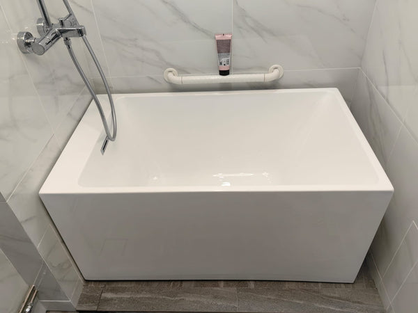 BROXX Free-standing Acrylic Bathtub